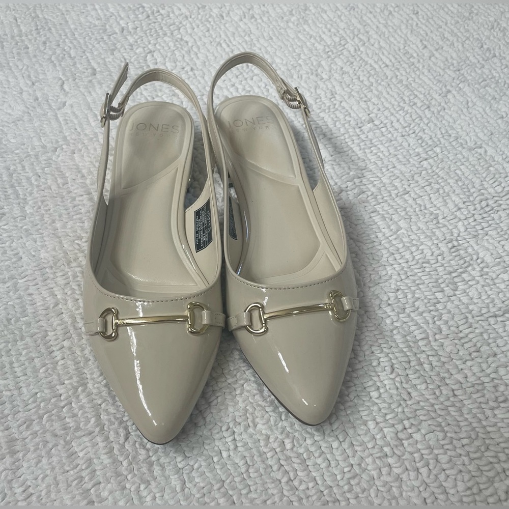 JONES NEW YORK pattent leather-like beige flat Slingbacks. 7.5
